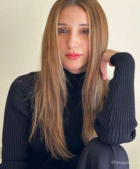 Heli Daruwala model naked image