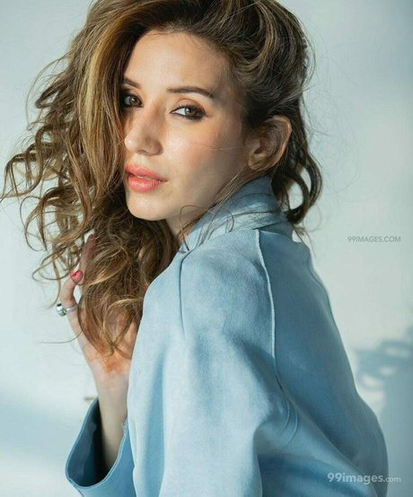 Heli Daruwala star free images