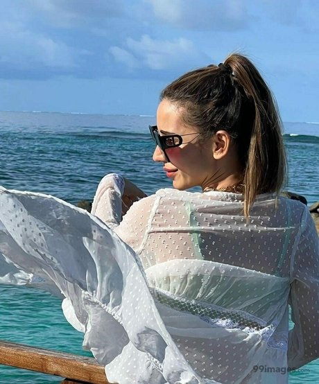 Heli Daruwala adult model image