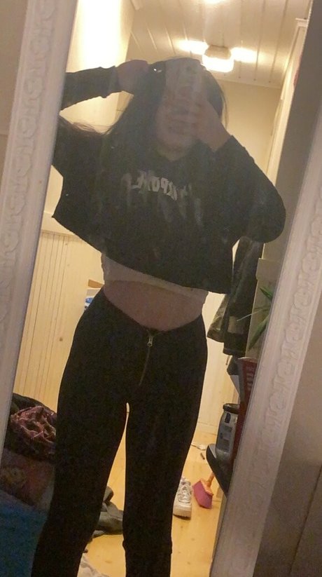 elidaav model naked photo