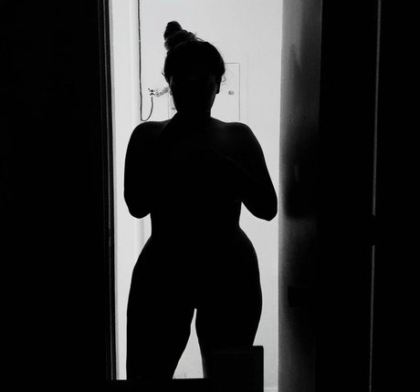 Miabellydancerofficial hot actress image