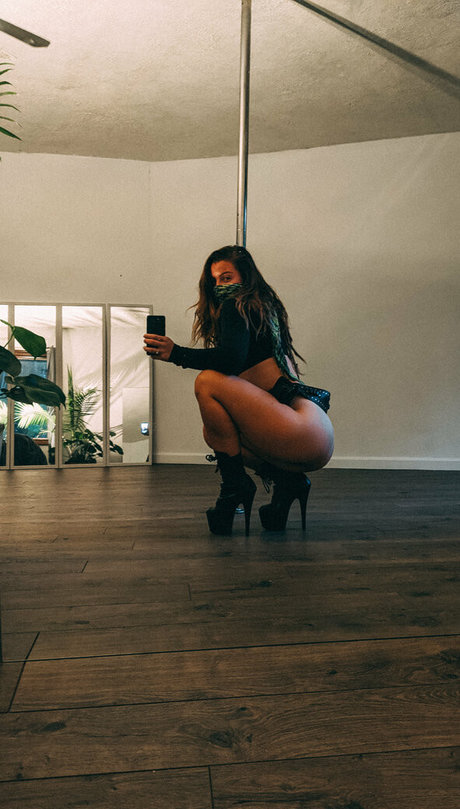 danceincannabis nudes model image