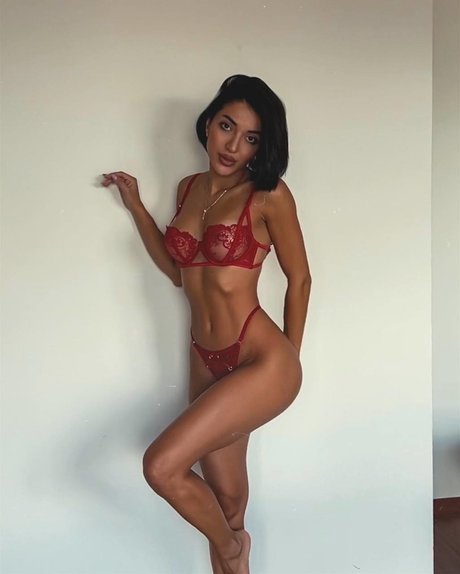 leylacoach naked model img