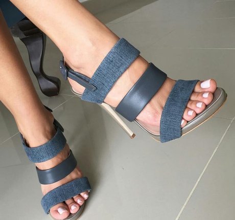 Francesca feet nude pornstar pic