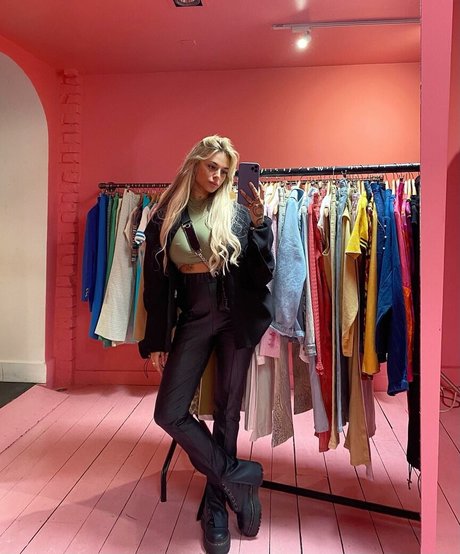 Andelika model adult images