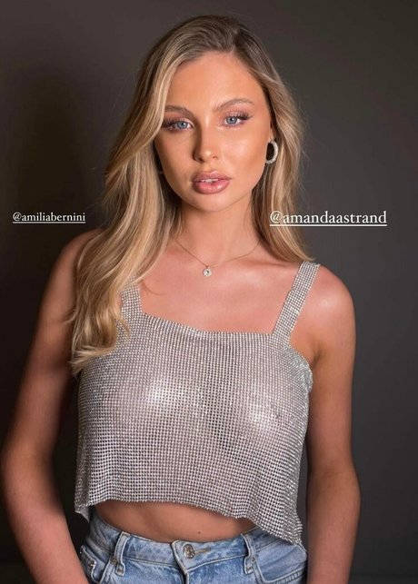 Amanda Strand naked model photos