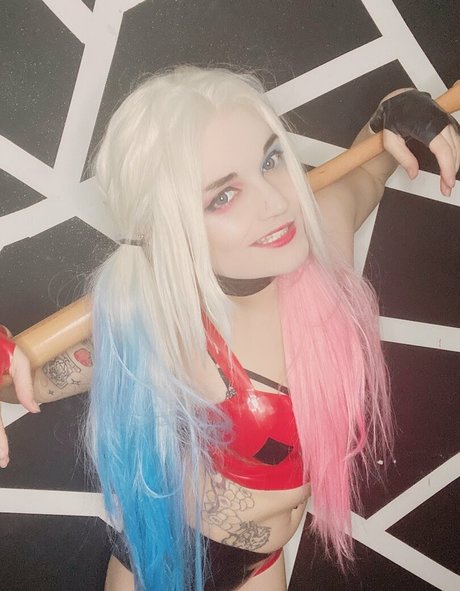 tamaplays naked model image