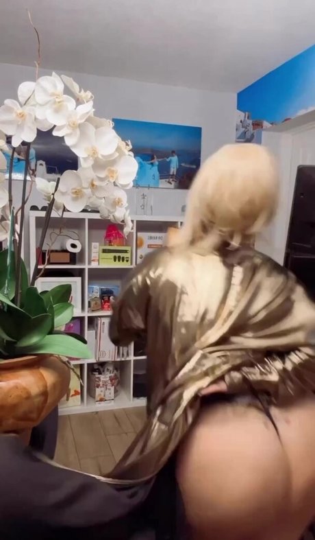 Carolina Sandoval model art galleries