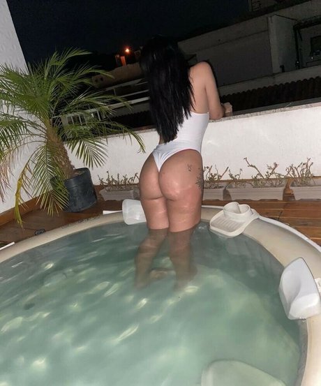 Vitoria Bornoll model adult img