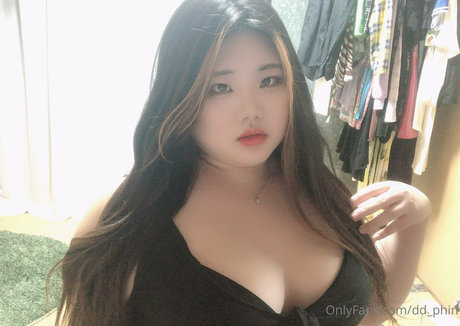 dd phin model erotic photo