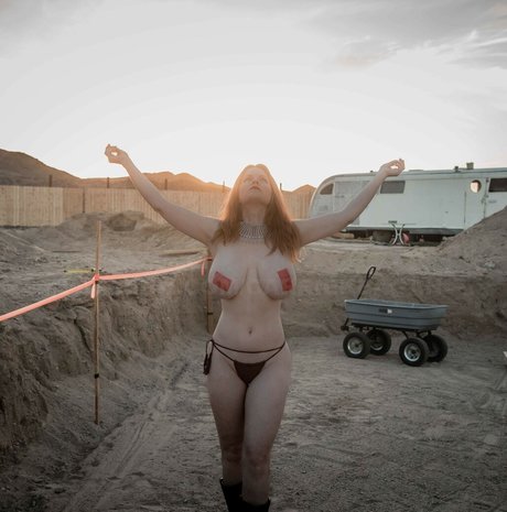 Carrie Keagen star sexy photos