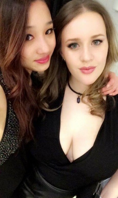 Maton Twins nude star pic