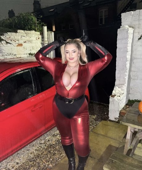 Hollie H sexy star galleries