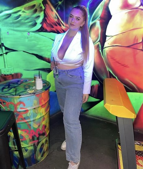 Hollie H hot actress galleries