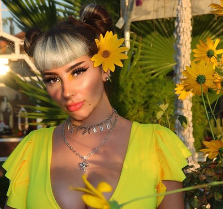 Vai Monroe nice model image