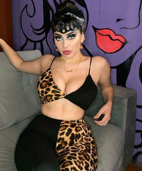 Vai Monroe pornstar nude gallery