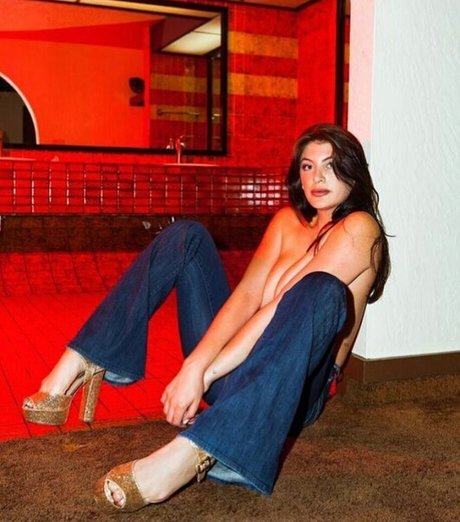 Arianna Basseri Lee star sexy picture