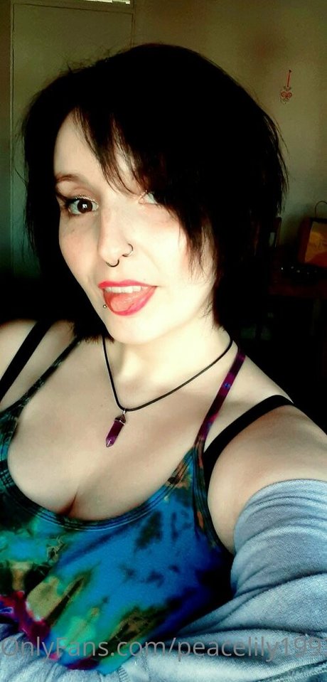 peacelily1993 naked model photos