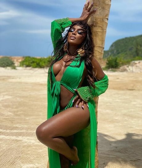 Amara La Negra sexy actress gallery