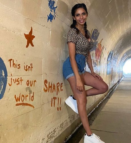 Tara Yazdi model nudes img