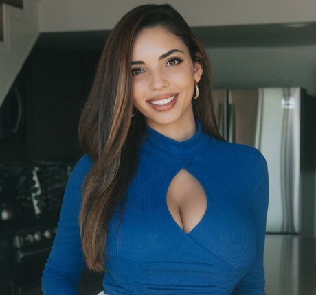 Tara Yazdi naked star picture