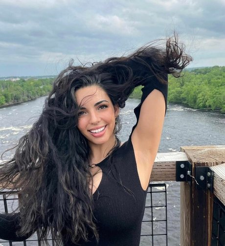 Tara Yazdi star hd pics