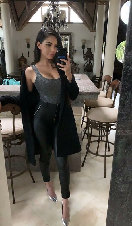 Tara Yazdi model hd picture