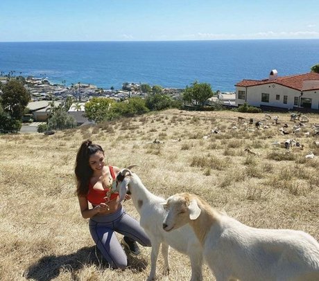 Tara Yazdi model porn pic