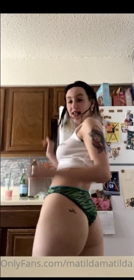 mole tilda nude model image