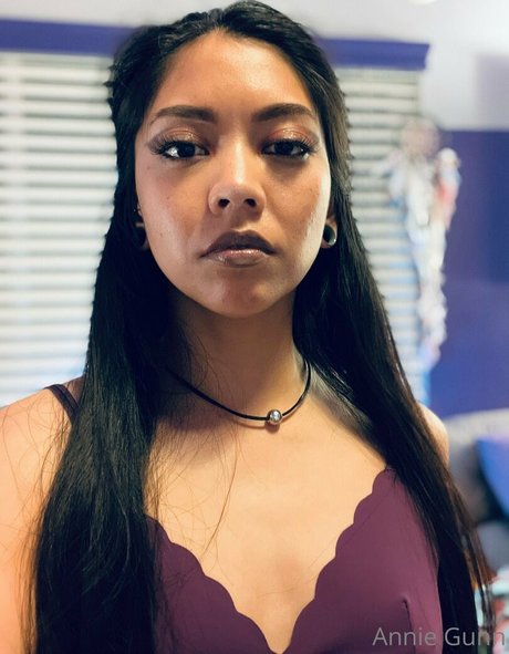 anniexgunn hot model pic