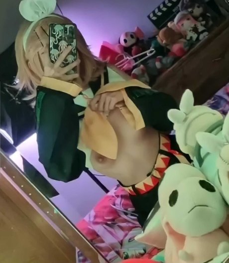 Hacchi Whitebear sexy actress image