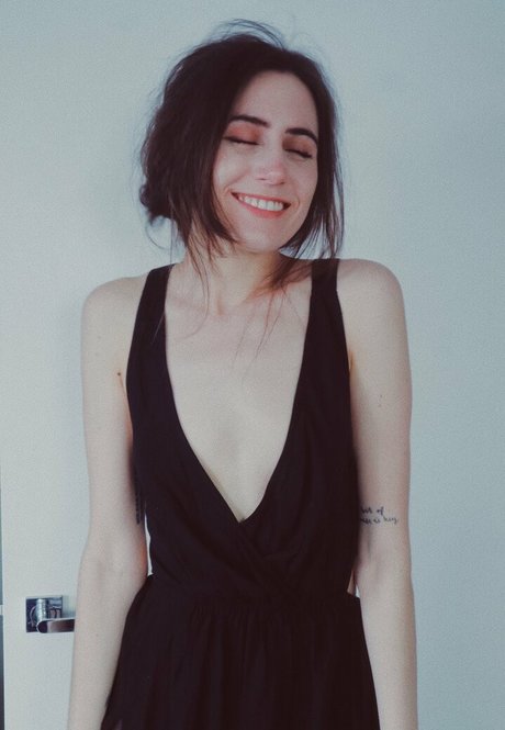 Dodie Clark model high quality img