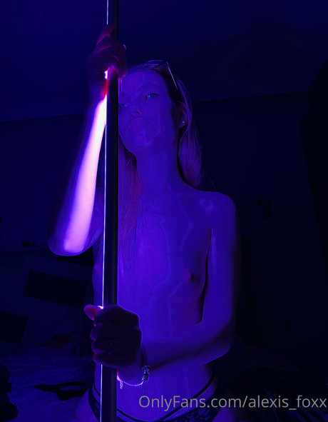 alexisfoxxie hot model gallery
