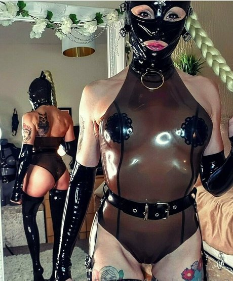 latexloverlaura2 star beautiful img