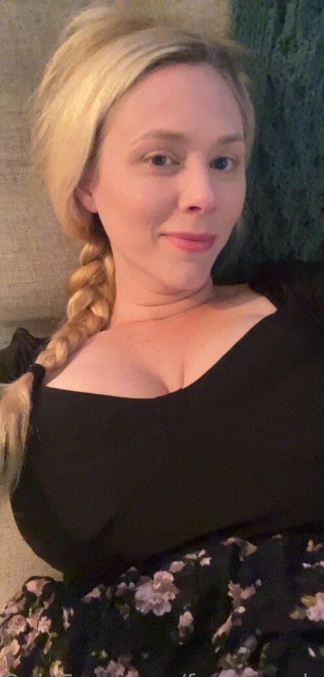 fayelinaplays star hot img