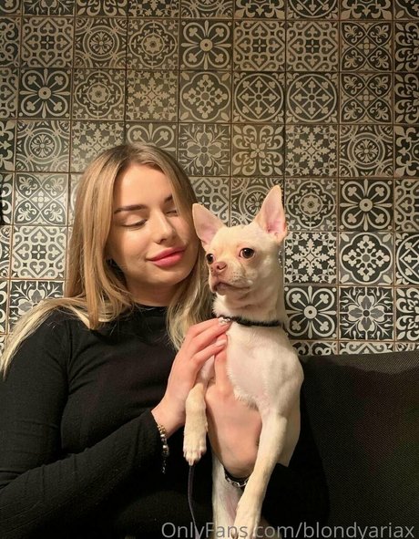 blondyariax top pornstar picture