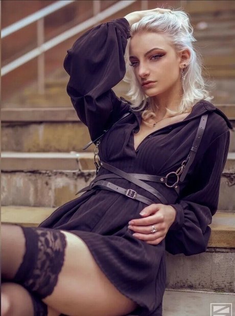 Dragon Cosplays actress pic