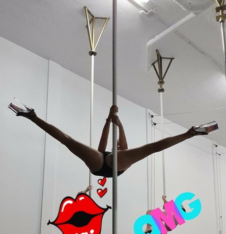 miss lau j Quick photo