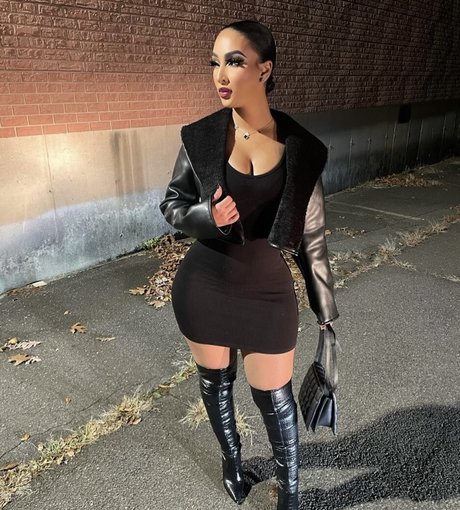 big dick shemale onlyfans top photos