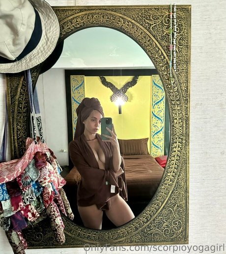 Bendy Lola sexy star photos