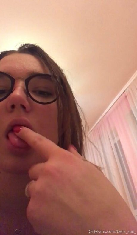 bella sun_ porn model image