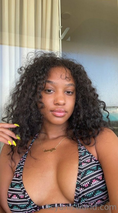 sexcmuseee adult model pic