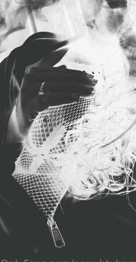 naughtyhoneypot model naked picture