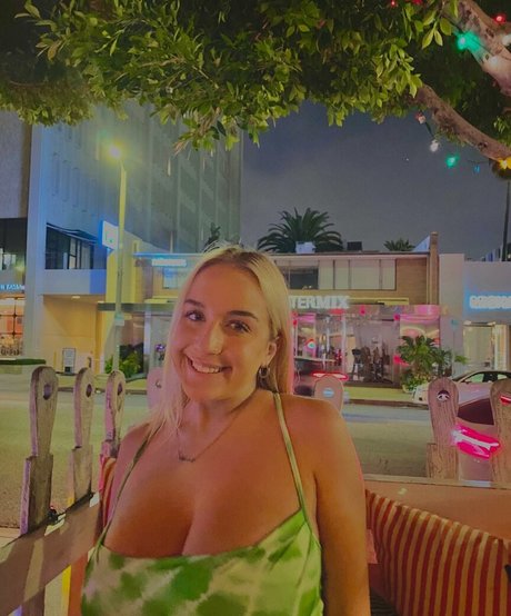 Holly Youpa sexy pornstar photos