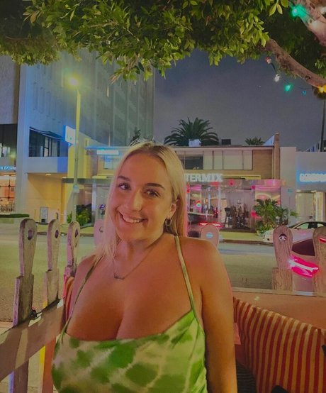 Holly Youpa beautiful model gallery