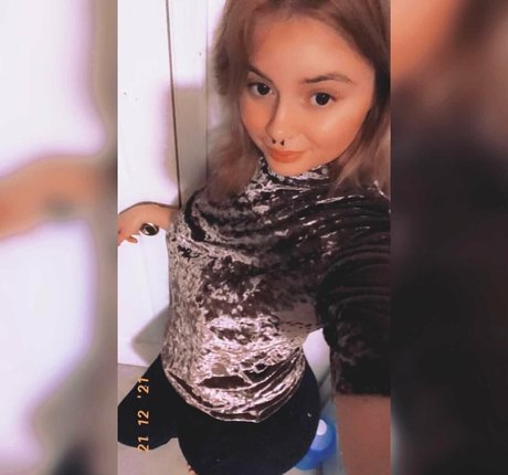 freebaddieebabe sexy model img