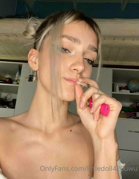 littledoll420uwu naked star image
