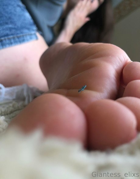 giantesselixs model erotic photo