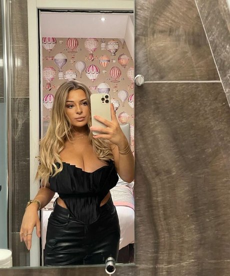 Chloe Ilsley naked pornstar gallery