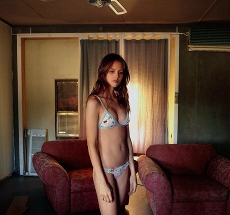 Isabelle Cornish high quality model pic